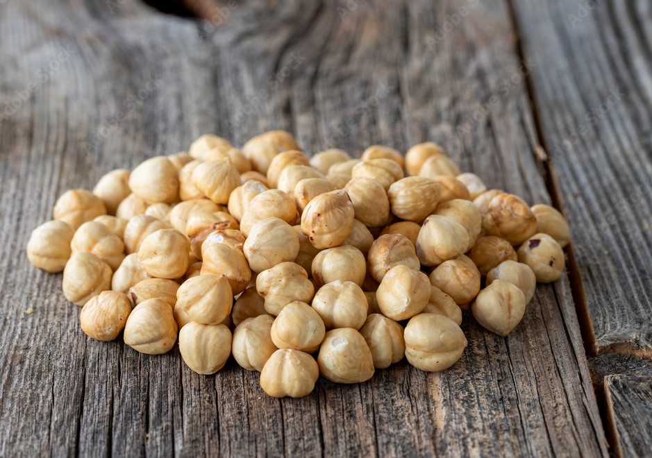 مغز فندق خام