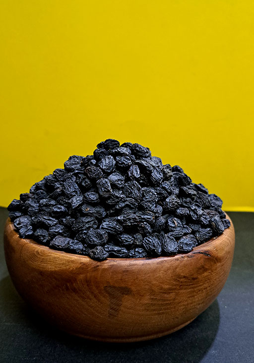 مویز درشت بدون هسته در ظرف چوبی فروشگاه گلپسته