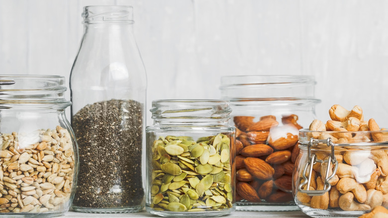 نحوه نگهداری آجیل در مغازه