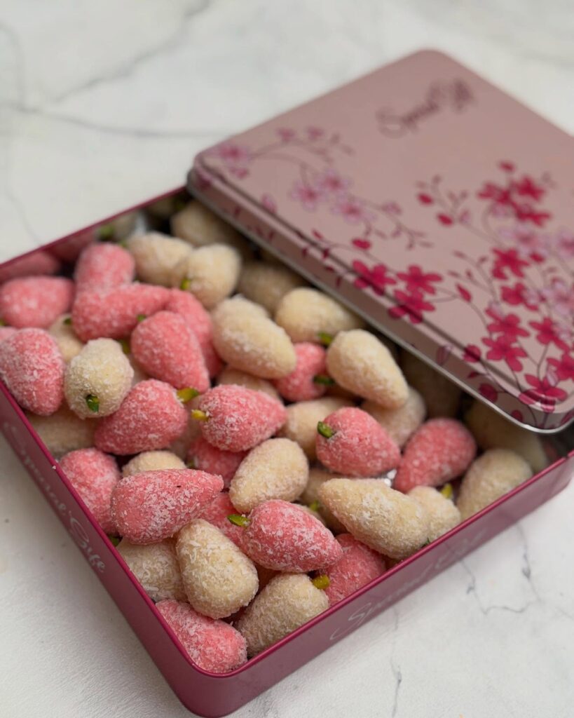 طرز تهیه شیرینی توت